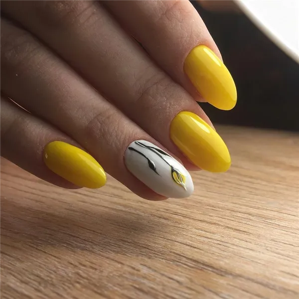Желтый маникюр 2023: фото трендовых новинок дизайна на короткие и длинные ногти. Нежно желтый маникюр. 57