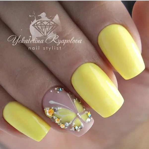 Желтый маникюр с бабочками