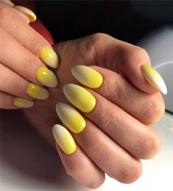 Желтый маникюр 2023: фото трендовых новинок дизайна на короткие и длинные ногти. Нежно желтый маникюр. 88