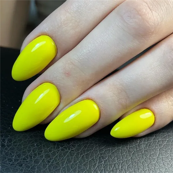 Желтый маникюр 2023: фото трендовых новинок дизайна на короткие и длинные ногти. Нежно желтый маникюр. 93