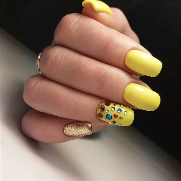 Желтый маникюр 2023: фото трендовых новинок дизайна на короткие и длинные ногти. Нежно желтый маникюр. 56