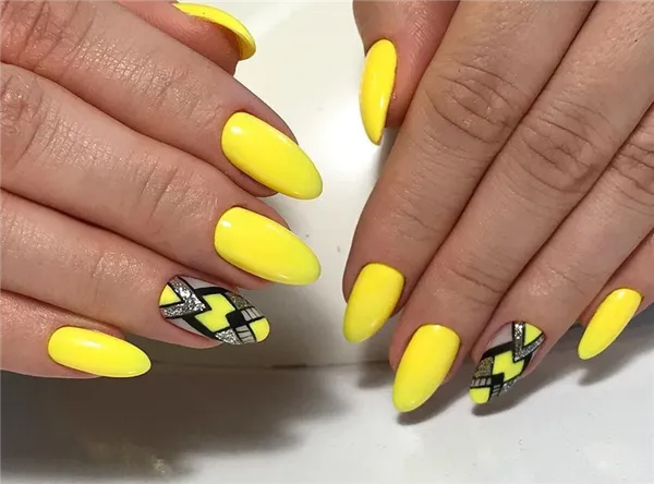 Желтый маникюр 2023: фото трендовых новинок дизайна на короткие и длинные ногти. Нежно желтый маникюр. 74