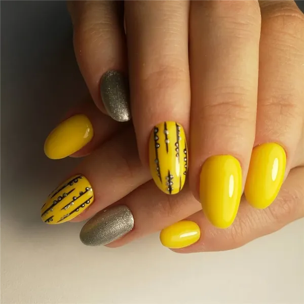 Желтый маникюр 2023: фото трендовых новинок дизайна на короткие и длинные ногти. Нежно желтый маникюр. 53