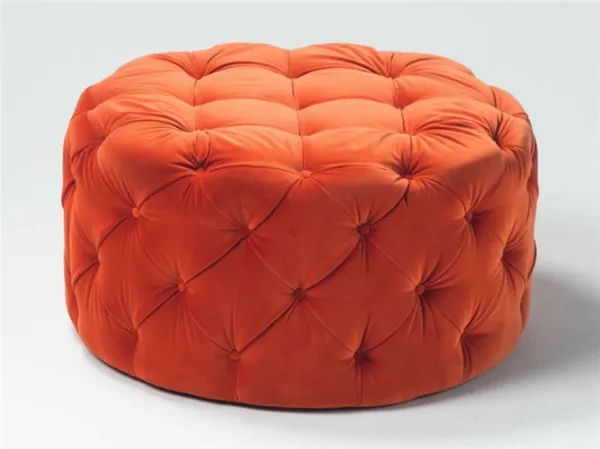Круглая оранжевая мебель в классическом стиле