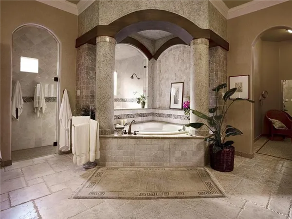 Большая ванная комната в античном стиле