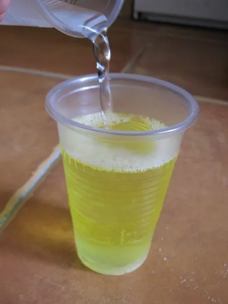 Вода в пластиковом стаканчике