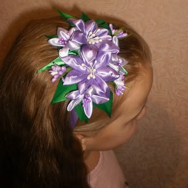 цветочный ободок на голове девочки