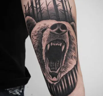 Оскал медведя, мужская тату на руке