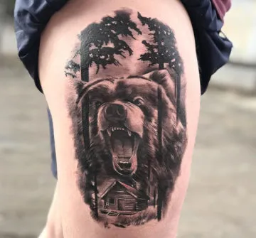 Ревущий бурый медведь, деревья и избушка, мужская тату на бедре