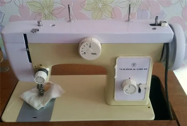 Старые модели швейных машинок - Чайка-132
