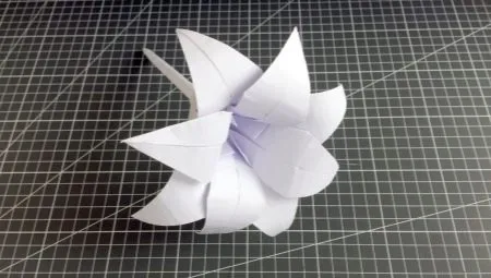 Создание оригами в виде лилии. Лилия из бумаги. 6