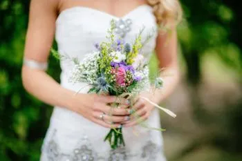 Яркие краски лета в букетах для невесты из полевых цветов – как выбрать лучшую цветочную композицию для свадьбы. Букет полевых цветов. 18
