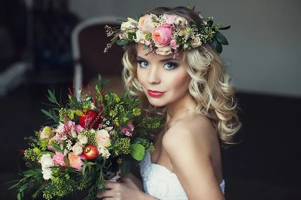 Свежесть природы: как создаются лучшие свадебные прически с цветами. Цветы в волосах. 18
