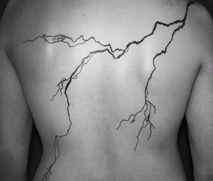 Фото тату молния реализм 14.09.2019 №017 - tattoo lightning realism - tatufoto.com